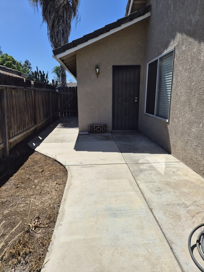 Building Photo - 376 E Sycamore Ave