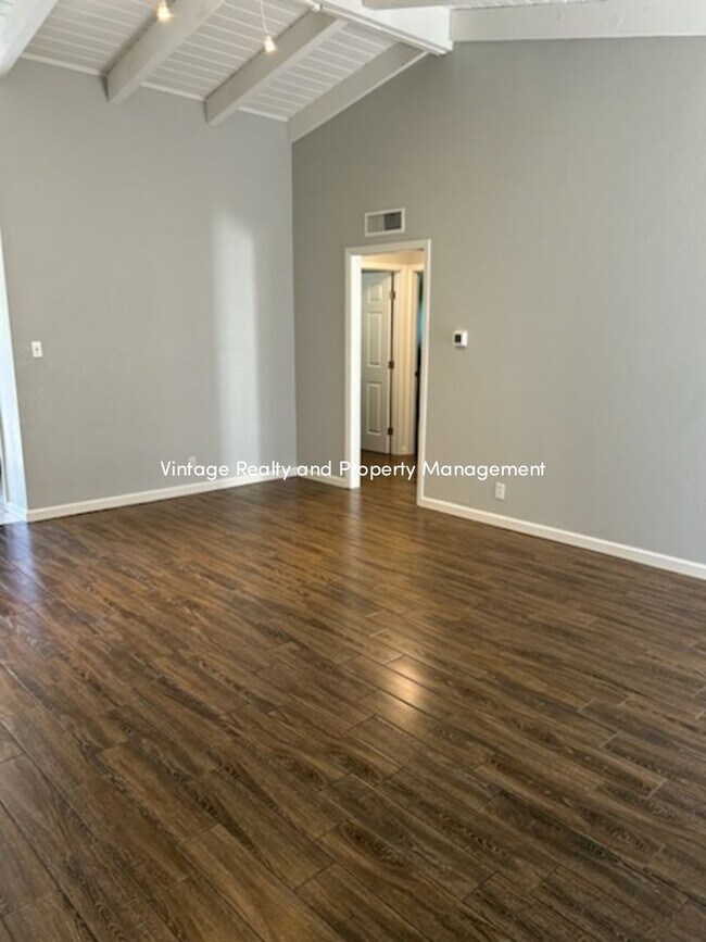 Building Photo - This Updated 2 Bedroom Duplex Is Ready to ...
