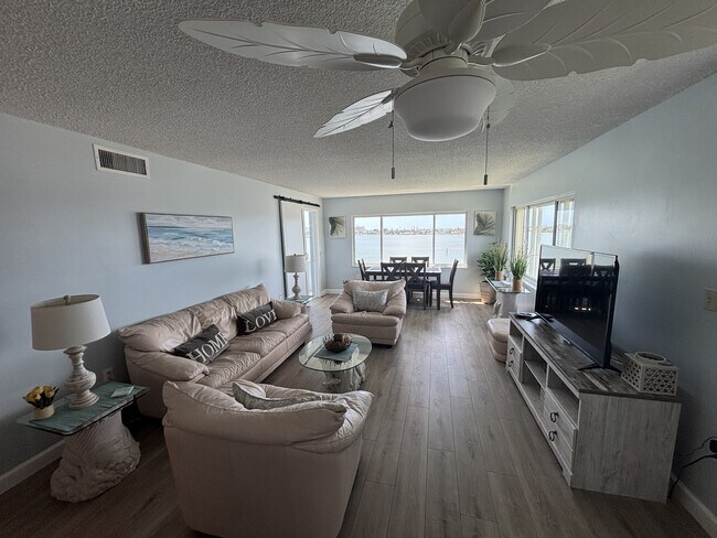 Building Photo - 4750 Cove Cir