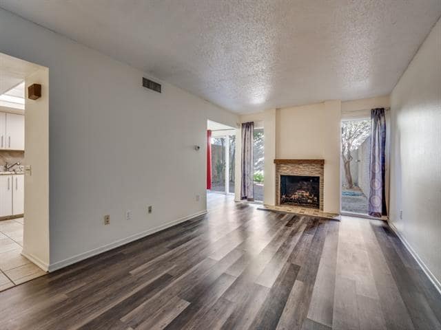 Building Photo - 1800 Navajo Pl