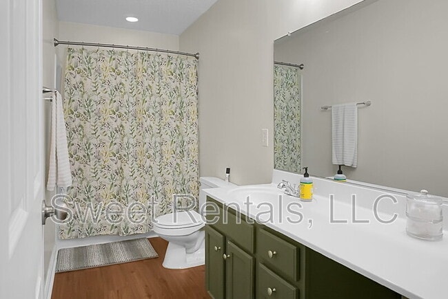 Building Photo - 124 Larkspur Dr