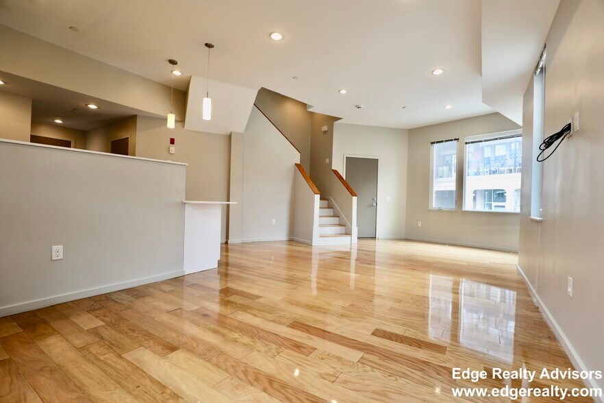 Building Photo - 17 Greylock Rd