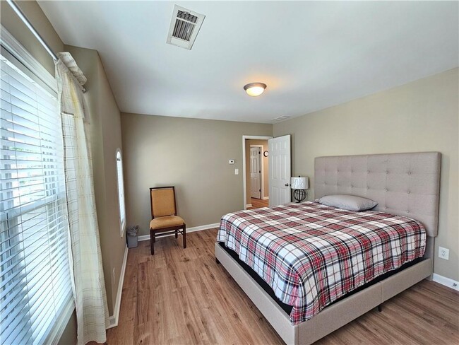 Building Photo - 2216 Worrall Hill Dr