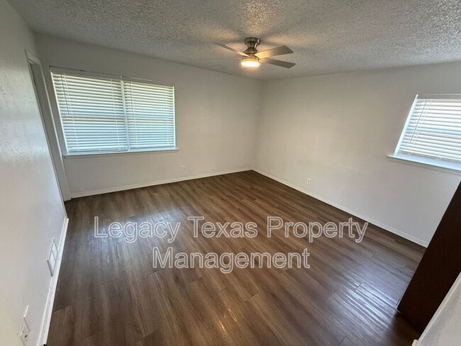 Building Photo - 1205 Tanglewood Dr