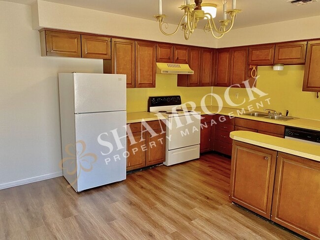 Building Photo - 2/1 Triplex in Waco ISD!