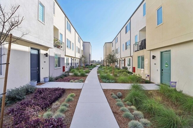 Building Photo - 4 Bedroom Townhouse
