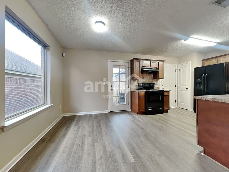 Building Photo - 10062 Mill Hill Ave