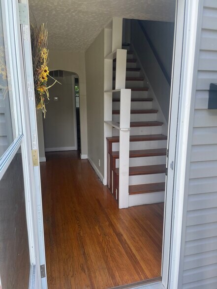 Building Photo - 622 Harris Plz