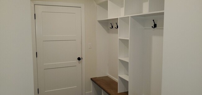 Building Photo - 5 bd, 3 ba house SW Columbia, quick access to providence, just south of Rockbridge school