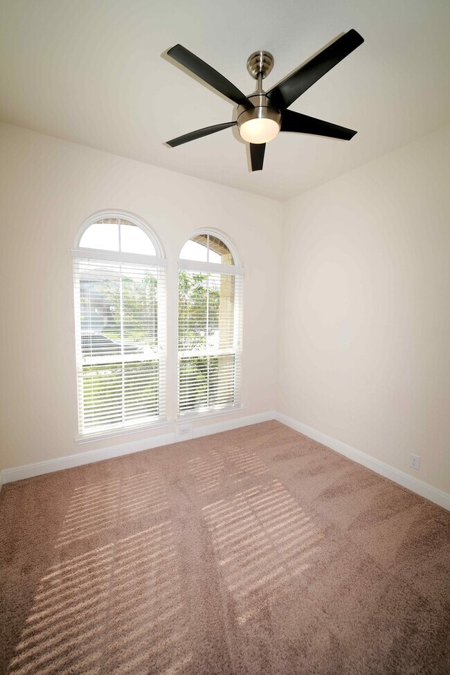 Building Photo - Immaculate rental now available in coveted...
