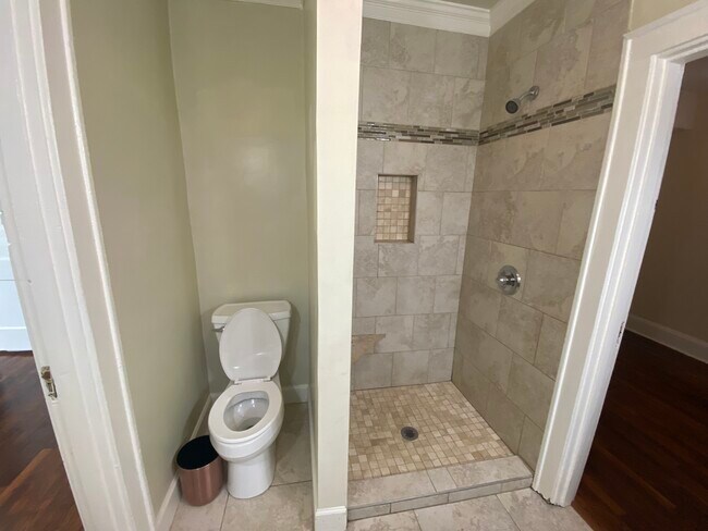 UNIT A: downstairs bathroom - 407 Kentucky Ct