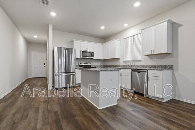 Building Photo - 440 Lynwood Gold