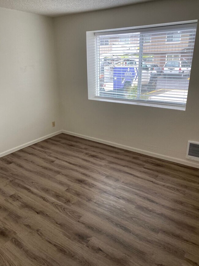 Building Photo - (905) Draper Arms Apartments - 2 Bedroom / 1 Bathroom (UPDATED)