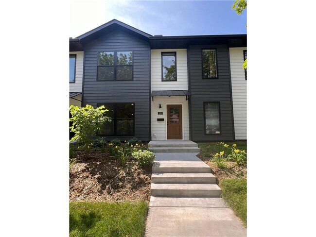 Building Photo - 131-137 W 46th St