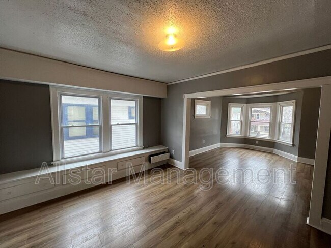 Building Photo - 10006 Lamontier Ave