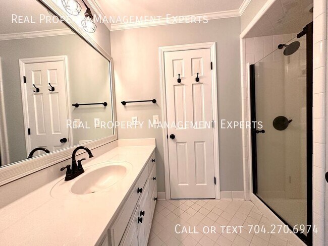 Building Photo - 640 Barington Pl