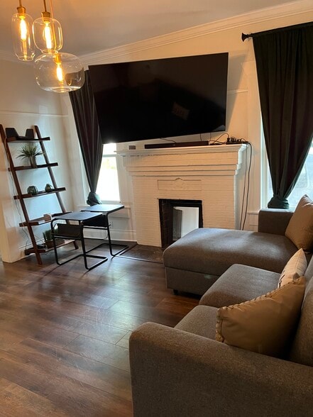 Building Photo - 402 E North St