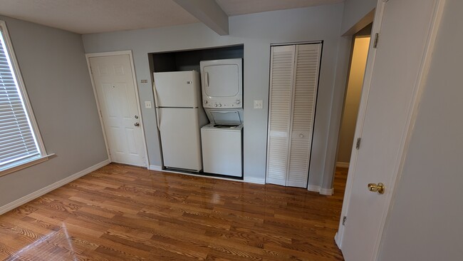 Kitchen refrigerator and laundry - 647 W Kenwood Ave