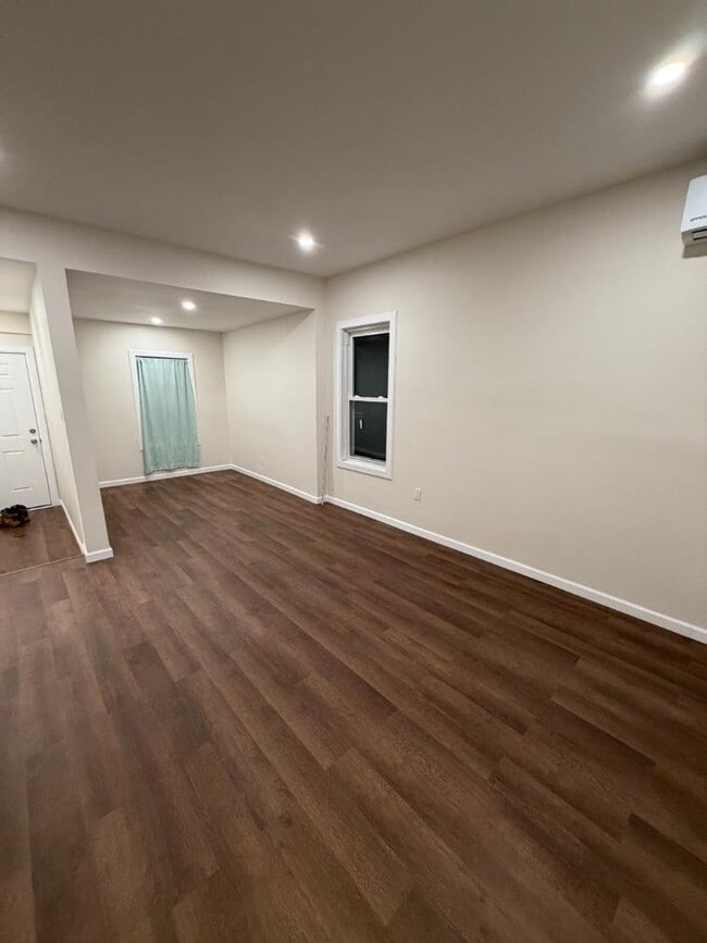 Building Photo - 6-36 Beach 22nd St