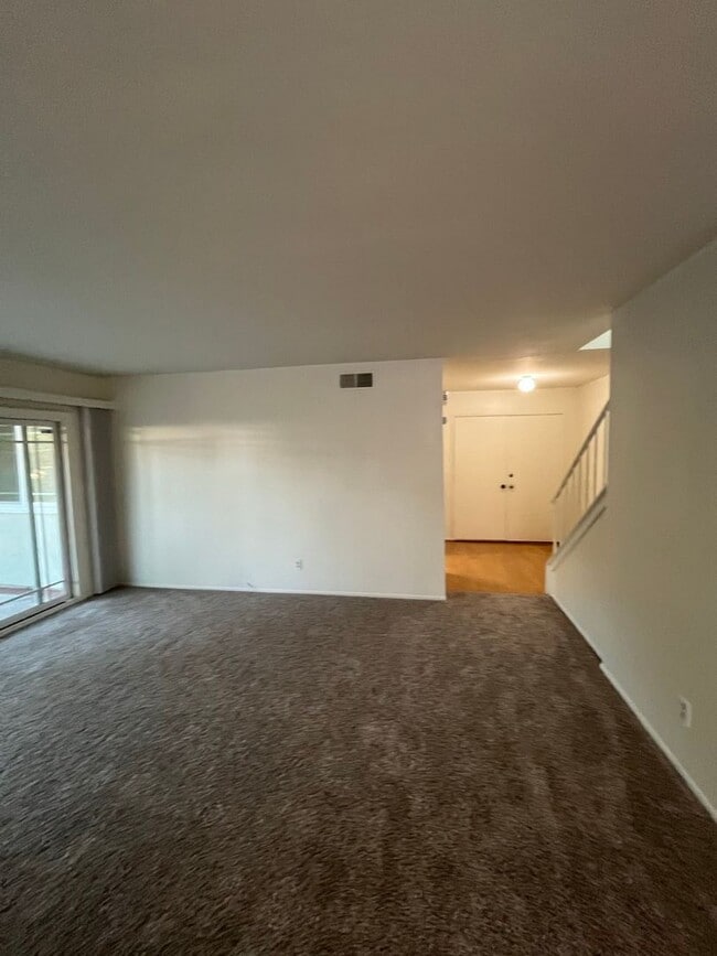 Building Photo - Beautiful 4 Bd Townhouse