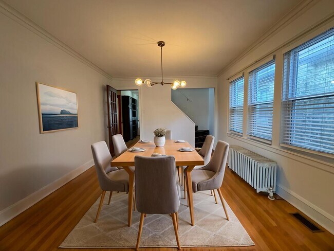 Building Photo - 5916 W Cornelia Ave