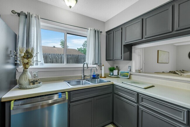 Building Photo - 710 Razee Ct