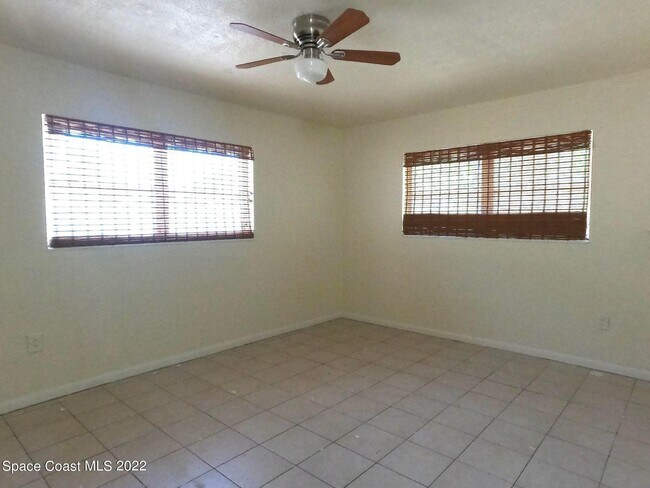 Building Photo - 1125 Pine Tree Dr