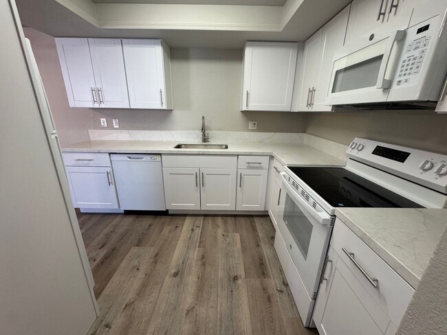 Building Photo - 3 bedroom, 2 bath, two car garage in Stead- pets welcome!