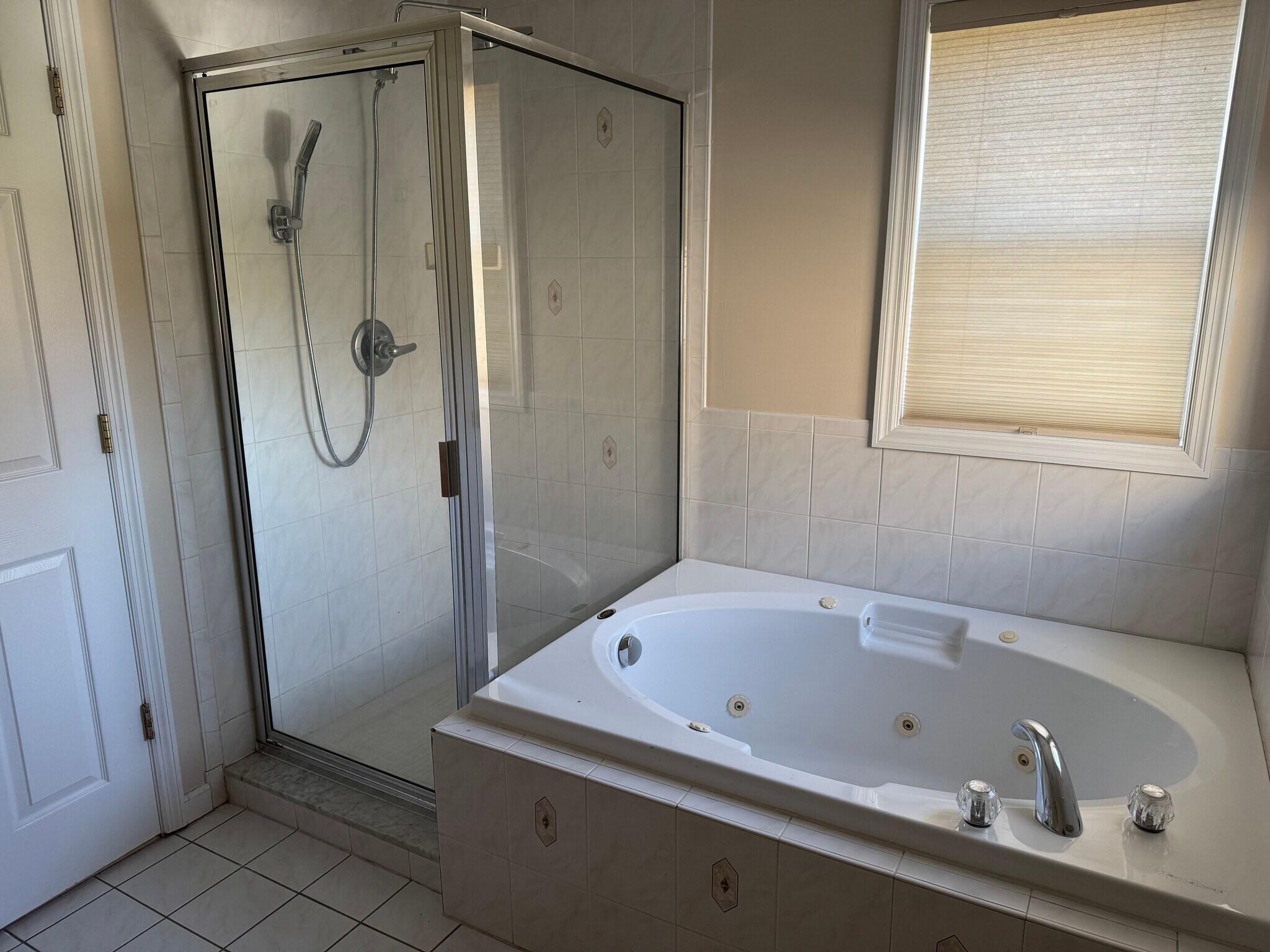 Main bath - 566 Green St