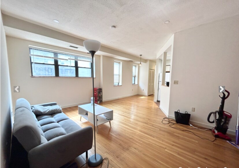 Building Photo - 71 Gainsborough St