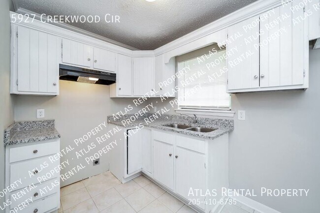 Building Photo - 5927 Creekwood Cir Irondale, AL 35210