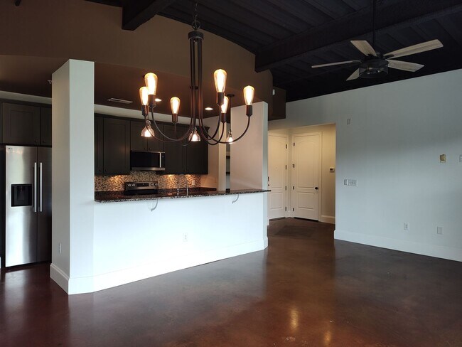 Building Photo - Move-in Ready Condo Located in The Art Dis...