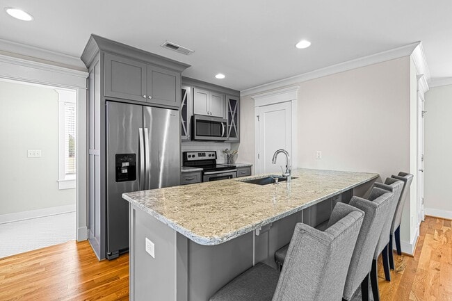 Building Photo - Studio Garage Apartment