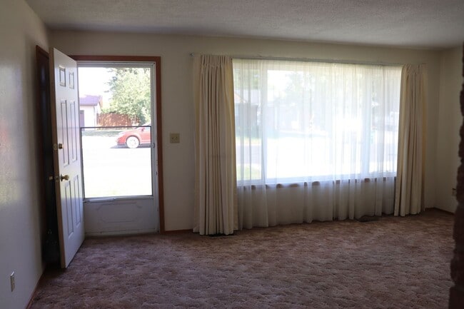 Building Photo - Single Level Living with attached garage
