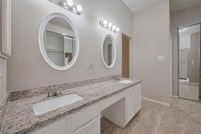 Building Photo - 2339 Loyanne Dr