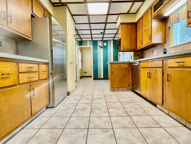 Building Photo - Five Bedroom Home in Millwood Neighborhood