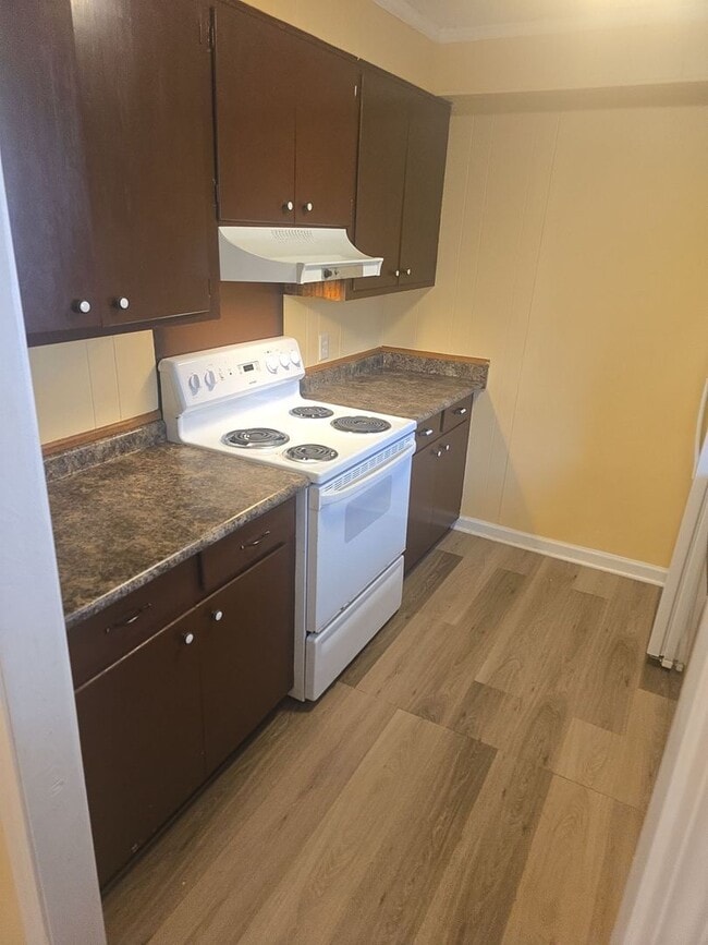 Building Photo - 2 Bed 1.5 bath townhouse