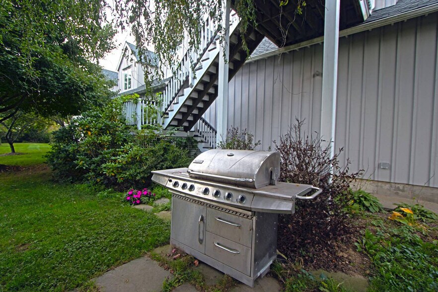 Building Photo - 7470 Sound Ave