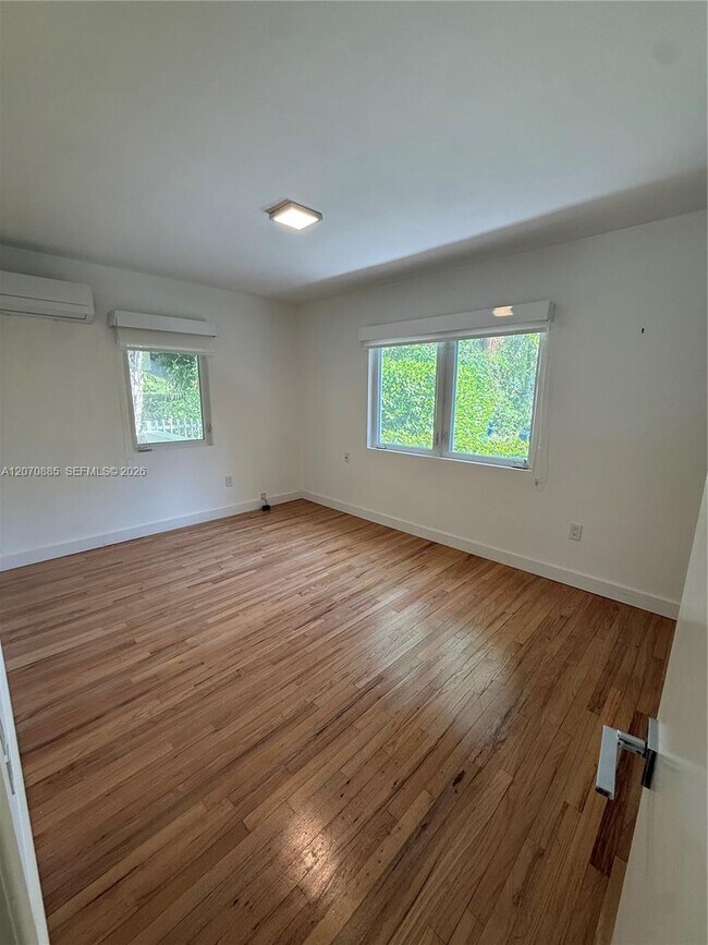 Building Photo - 3865 Poinciana Ave
