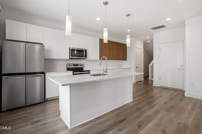 Building Photo - 2017 Jade St