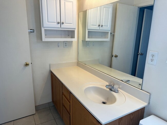 Building Photo - 4 Br, 2.5 Bath, loft upstairs, landscaped ...
