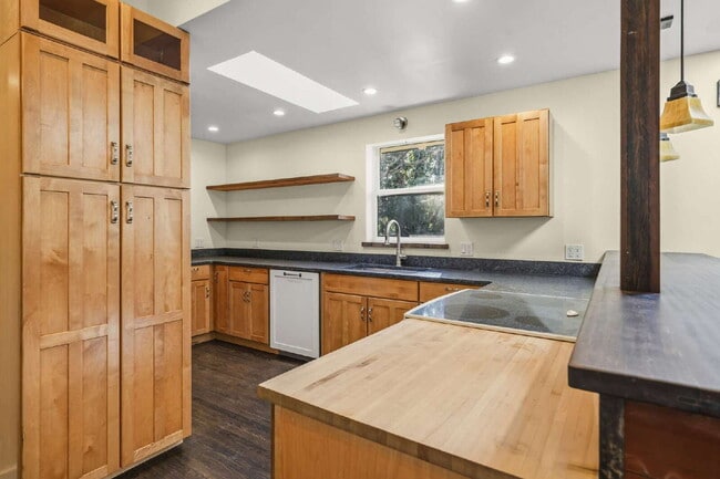 Building Photo - Charming Rustic 3-Bedroom + bonus rooms in Ashland, OR