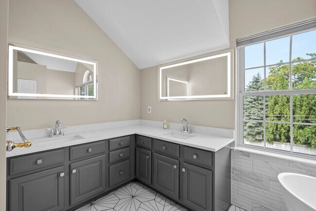 Building Photo - 13111 Venetian Rd