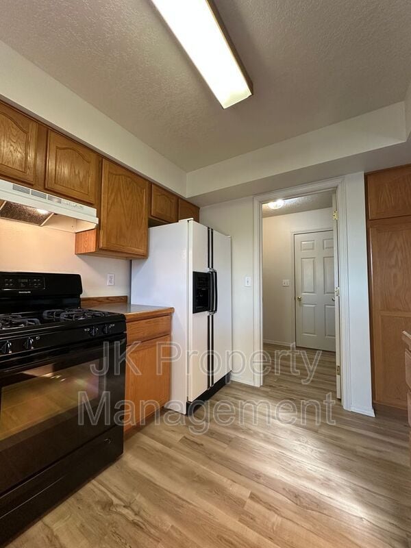 Building Photo - 608 Swan Ct