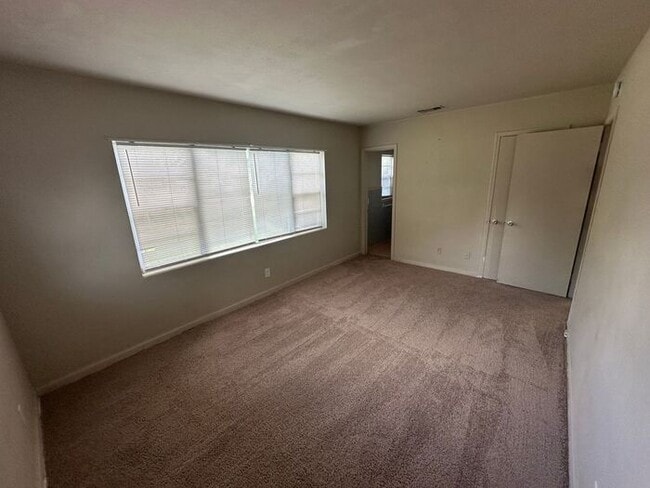 Building Photo - Beautiful 3 bedroom, 2 bath home located i...