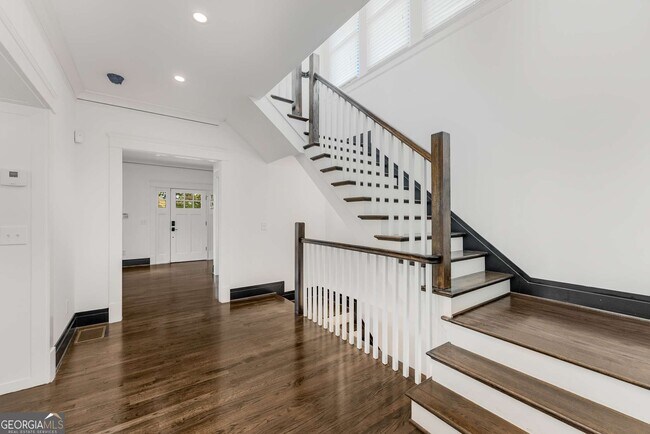 Building Photo - 546 Candler Park Dr NE