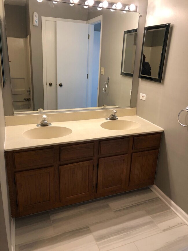 Building Photo - 1649 Estate Cir