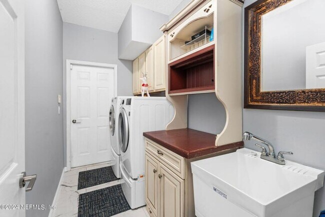 Building Photo - Fully Furnished Home
