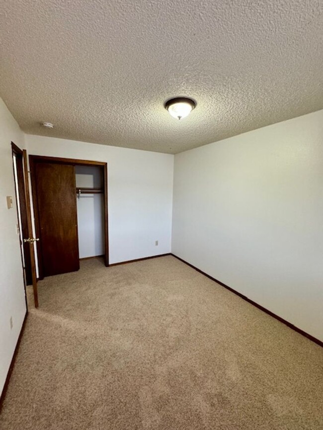 Building Photo - 4 Bedroom, 2.5 Bathroom Townhouse, Close t...