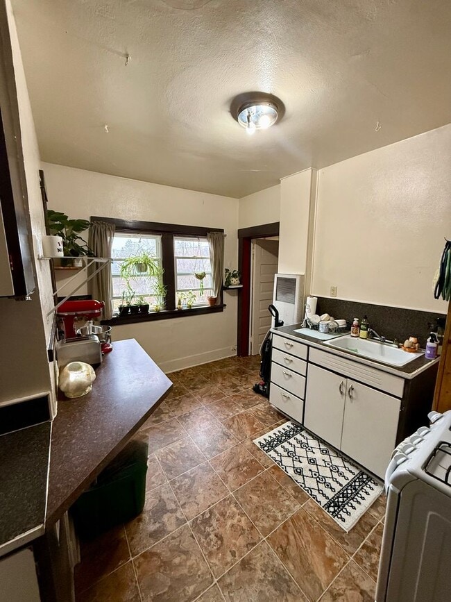 Building Photo - 612 S 4th St W